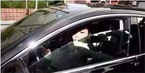 市民劉先生這幾天眼睛痛、嗓子疼，經(jīng)過(guò)醫(yī)院一診斷居然是甲醛中毒。劉先生很困惑，家里已經(jīng)裝修了好幾年了，怎么會(huì)突然間就甲醛中毒了呢。后來(lái)又朋友提醒他，原來(lái)是因?yàn)樽约耗昵百?gòu)置的新車(chē)，經(jīng)過(guò)檢測(cè)，發(fā)現(xiàn)車(chē)?yán)锛兹┖繃?yán)重超標(biāo)。